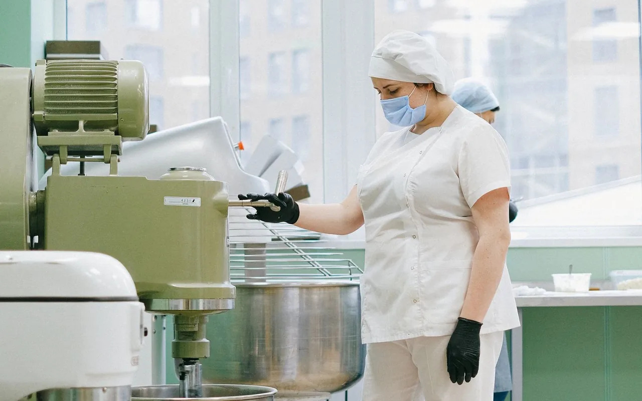 Impastatrice professionale in un laboratorio di preparazione