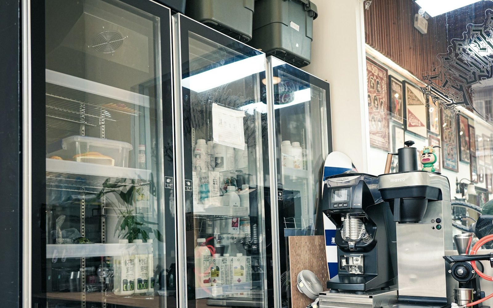 Armadi frigoriferi professionali in un locale